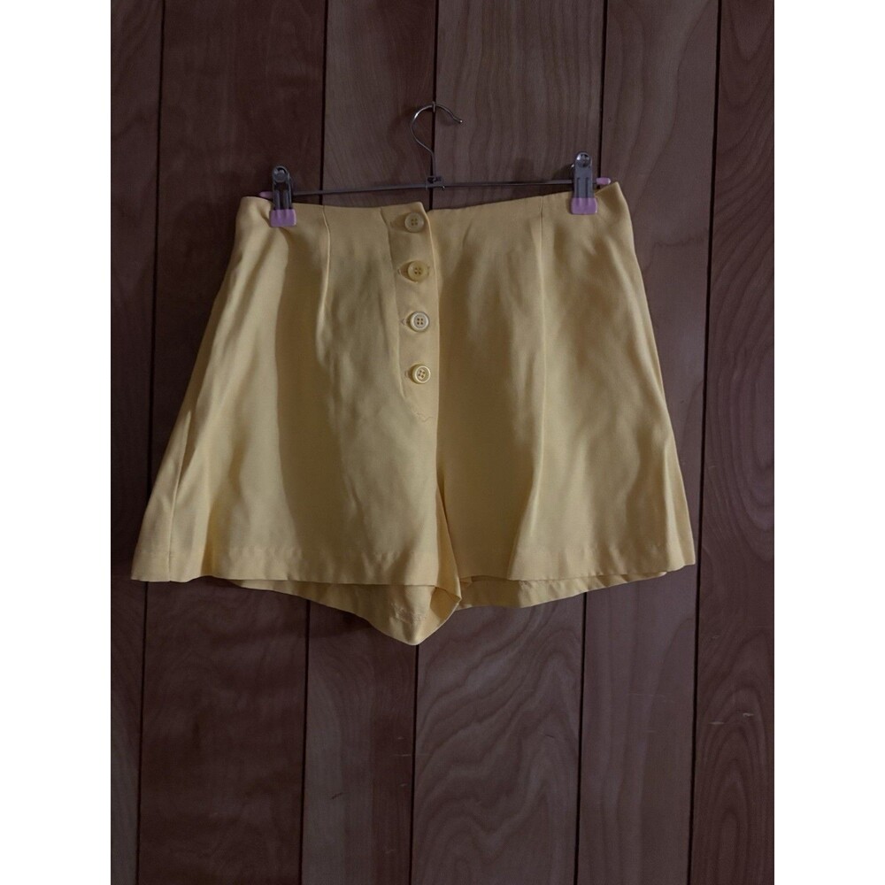 Tracy Evan’s Women’s yellow high-waisted shorts with front buttons Size 7‎